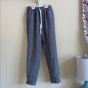 Draw string pants. Very comfy with a loose fit!